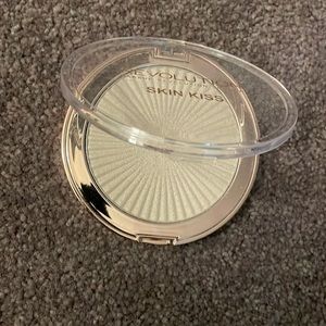 REVOLUTION makeup highlighter